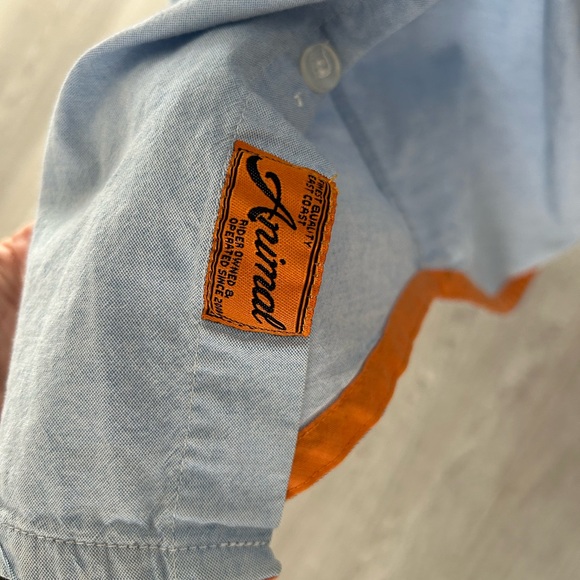 Animal Light Blue Button-Up Shirt SZ MEDIUM NWOT - Picture 5 of 7